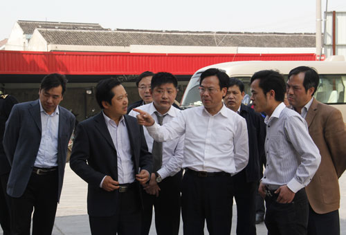 張家港市市長(zhǎng)姚林榮視察中聯(lián)木業(yè)城圖四