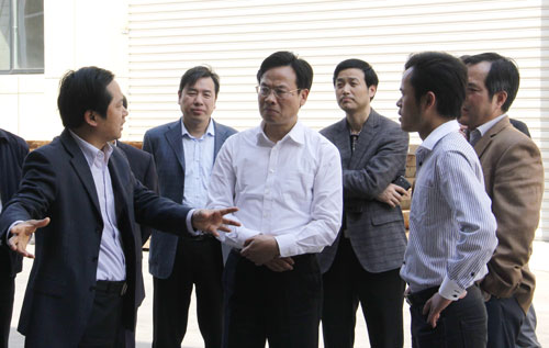 張家港市市長(zhǎng)姚林榮視察中聯(lián)木業(yè)城圖三